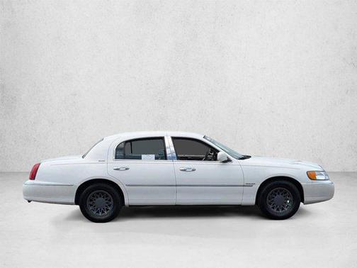 White Pearlescent 2000 Lincoln Town Car Signature