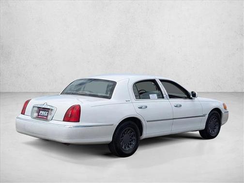 White Pearlescent 2000 Lincoln Town Car Signature
