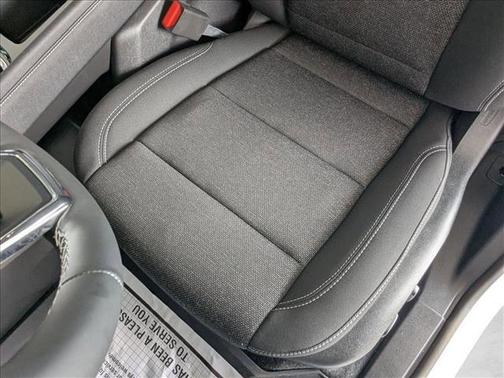 Summit White 2026 Chevrolet Traverse LT