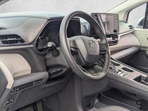2022 Toyota Sienna LE