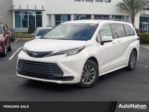 2022 Toyota Sienna LE