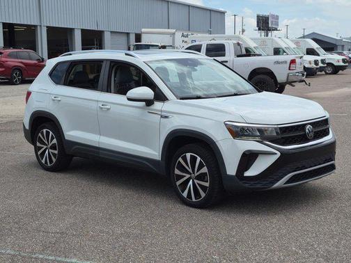 White 2023 Volkswagen Taos 1.5T SE