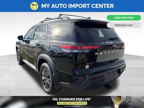 2022 Nissan Pathfinder SV