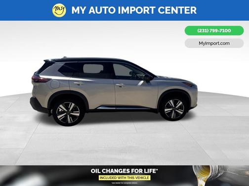 Champagne Silver Metallic/Super Black 2023 Nissan Rogue SL