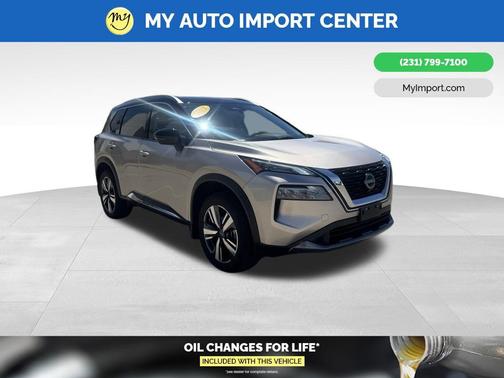 Champagne Silver Metallic/Super Black 2023 Nissan Rogue SL