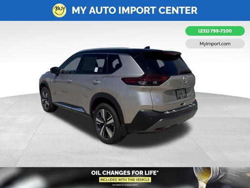 Champagne Silver Metallic/Super Black 2023 Nissan Rogue SL