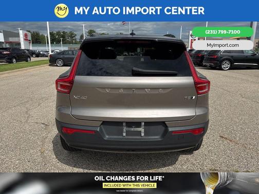 2022 Volvo XC40 T5 R-Design