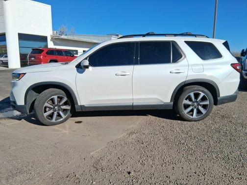 White 2023 Honda Pilot Elite