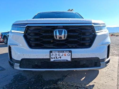 White 2023 Honda Pilot Elite