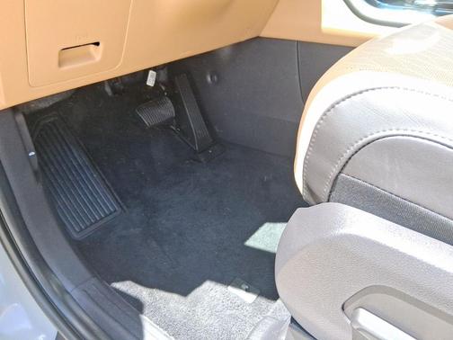 Ceramic Silver 2024 Kia Carnival EX