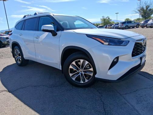 Pearl 2025 Toyota Highlander Hybrid XLE