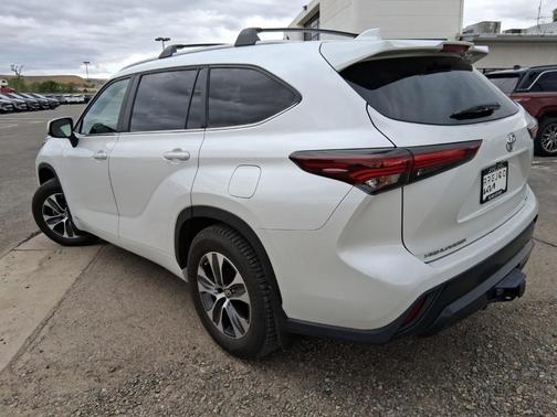 Pearl 2025 Toyota Highlander Hybrid XLE