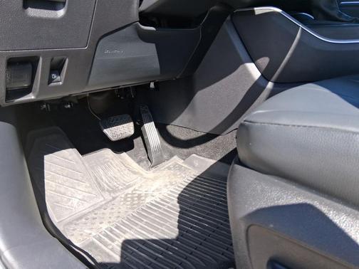 Pearl 2025 Toyota Highlander Hybrid XLE