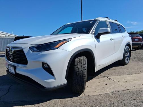 Pearl 2025 Toyota Highlander Hybrid XLE