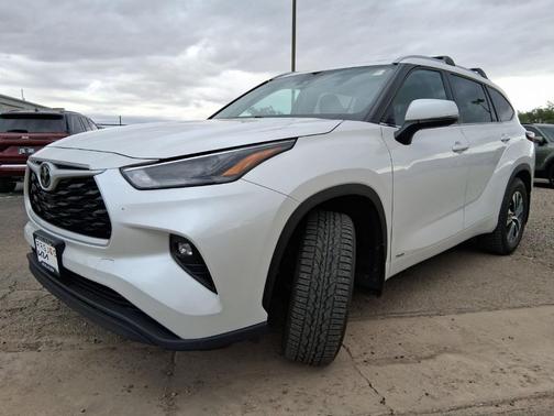 Pearl 2025 Toyota Highlander Hybrid XLE