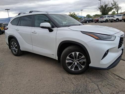 Pearl 2025 Toyota Highlander Hybrid XLE