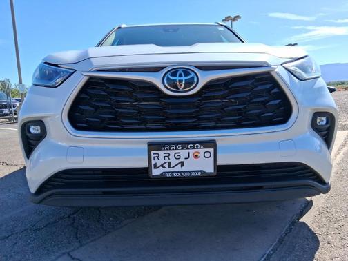 Pearl 2025 Toyota Highlander Hybrid XLE