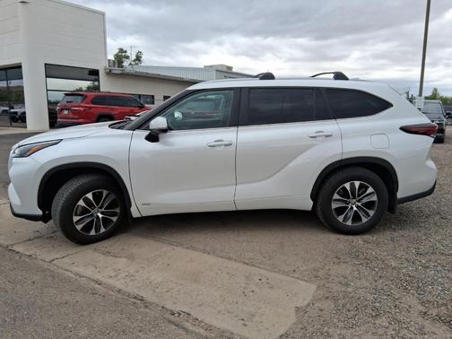 Pearl 2025 Toyota Highlander Hybrid XLE