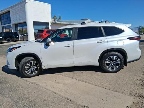 Pearl 2025 Toyota Highlander Hybrid XLE