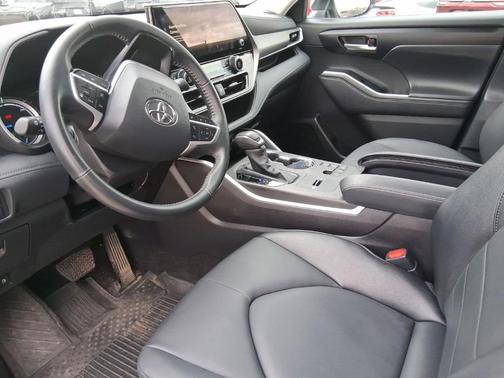 Pearl 2025 Toyota Highlander Hybrid XLE