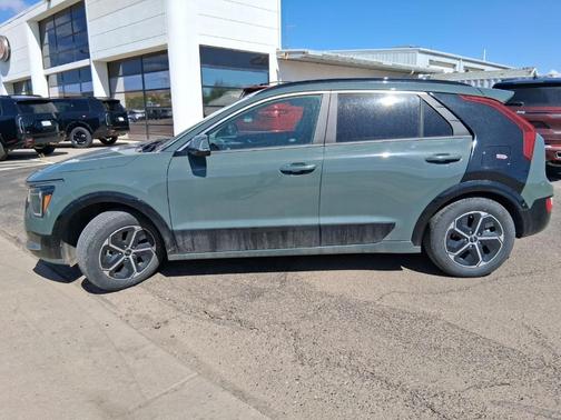 Green 2024 Kia Niro SX
