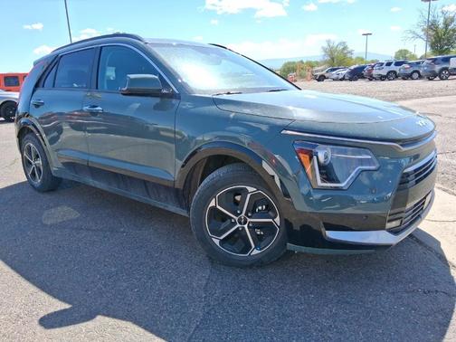 Green 2024 Kia Niro SX