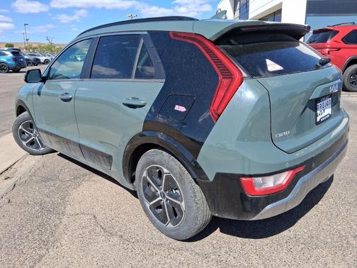 Green 2024 Kia Niro SX