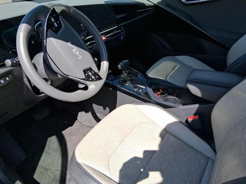 Green 2024 Kia Niro SX