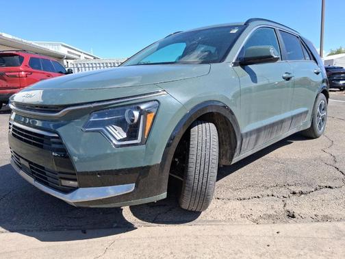Green 2024 Kia Niro SX