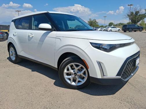 Snow White Pearl 2024 Kia Soul LX