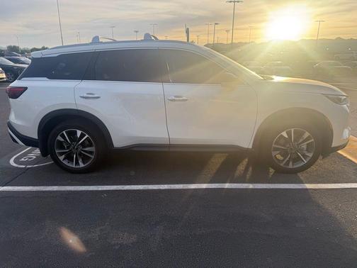 Majestic White 2025 INFINITI QX60 Luxe