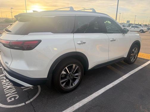 Majestic White 2025 INFINITI QX60 Luxe