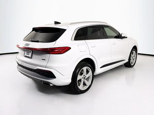 Glacier White Metallic 2026 Audi Q5 Premium Plus TFSI quattro S tronic