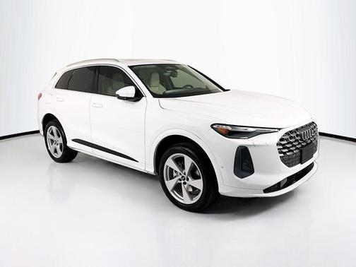 Glacier White Metallic 2026 Audi Q5 Premium Plus TFSI quattro S tronic