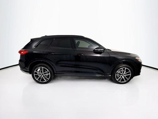 Mythos Black Metallic 2026 Audi Q5 Premium Plus TFSI quattro S tronic