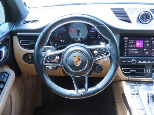 Jet Black Metallic 2020 Porsche Macan Macan