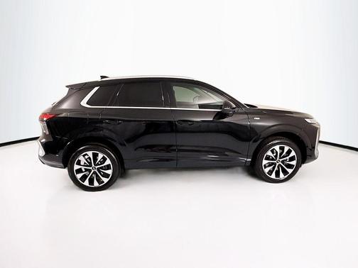 Mythos Black Metallic 2026 Audi Q3 TFSI quattro S tronic