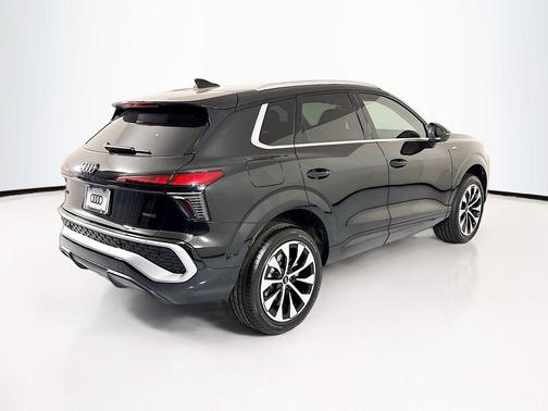 Mythos Black Metallic 2026 Audi Q3 TFSI quattro S tronic