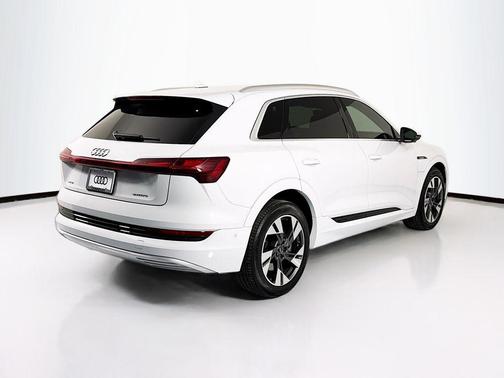 2022 Audi e-tron Premium Plus