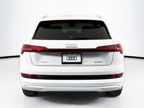 2022 Audi e-tron Premium Plus