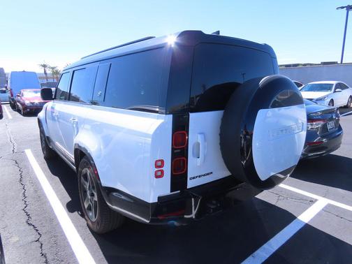 2024 Land Rover Defender 130 P400 X-Dynamic SE