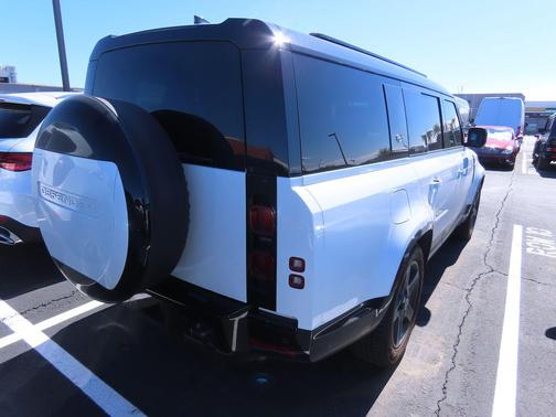 2024 Land Rover Defender 130 P400 X-Dynamic SE