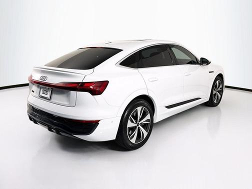 Glacier White Metallic 2024 Audi Q8 e-tron Premium Plus
