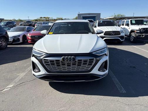 Glacier White Metallic 2024 Audi Q8 e-tron Premium Plus