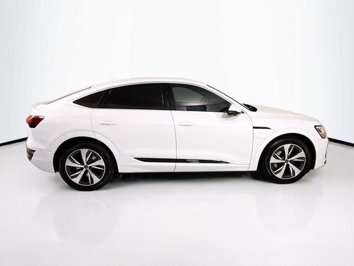 Glacier White Metallic 2024 Audi Q8 e-tron Premium Plus
