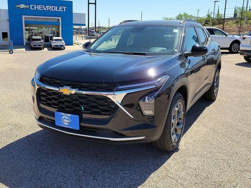 Mosaic Black Metallic 2026 Chevrolet Trax LT