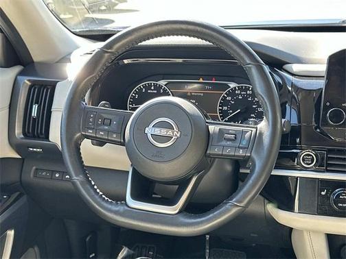 2022 Nissan Pathfinder SL