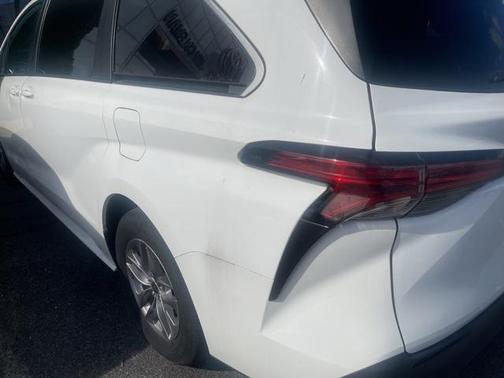 2022 Toyota Sienna LE