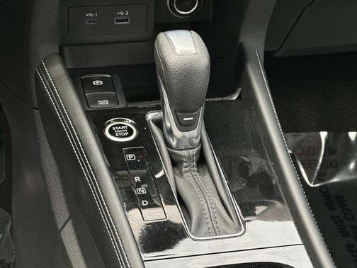 2tredblkroof 2024 Nissan Kicks SR