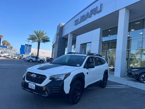 Crystal White Pearl 2022 Subaru Outback Wilderness